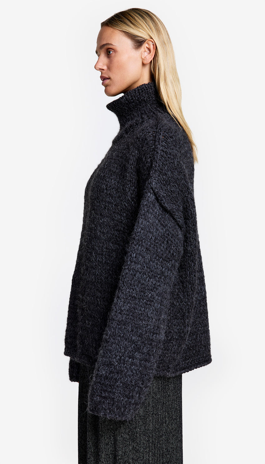 REVERSE SEAM LOOSE FIT SWEATER