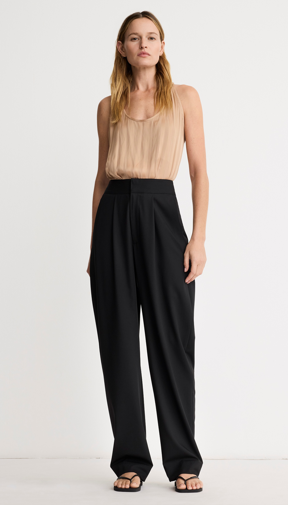 Tapered Pleated Pant in Raven | SMYTHE